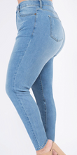 Load image into Gallery viewer, Skinny Jeans
